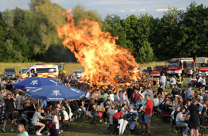 Sonnwendfeuer Taufkirchen 2025 (©Foto: Ingrid Grossmann)
